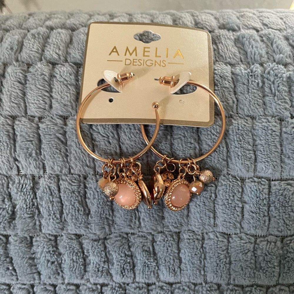 Amelia - Picture 2 of 4